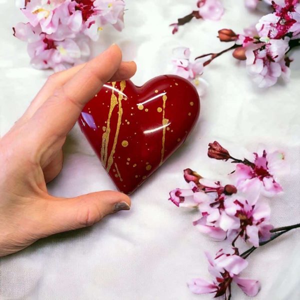 Ge bort ett gott, stort hjärta i choklad, fyllt med jordgubbsfyllning.