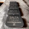 Praktiskt plåtask, men ljuvliga salta fiskar i.