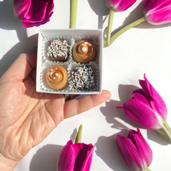 Pralinen Kärleksmums och Kanelbullepralin i ask