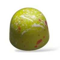 Pralinen Prinsesstårta – en klassiker i chokladform Grön och vit stänkmålad pralin med rosa inslag, fylld med smaker inspirerade av prinsesstårta.