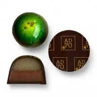 Pear X pralin sedd från ovan, sidan och undersidan med AD70-logotyp.
